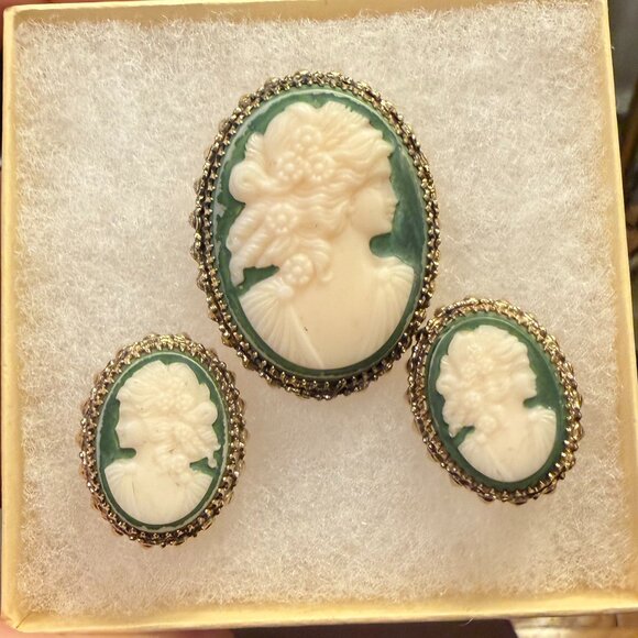 Whiting & Davis Vintage Cameo Set • Green & Cream Brooch + Clip Earrings - Picture 2 of 4